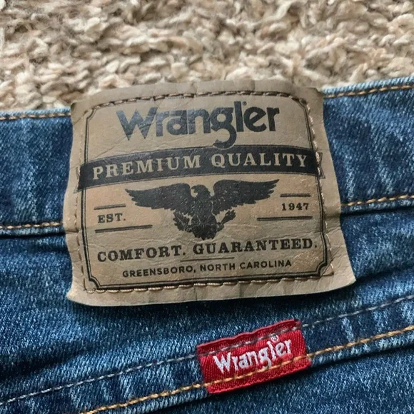 🎉HP🎉 Wrangler Blue Straight Jeans Classic Denim Style - Picture 3 of 4